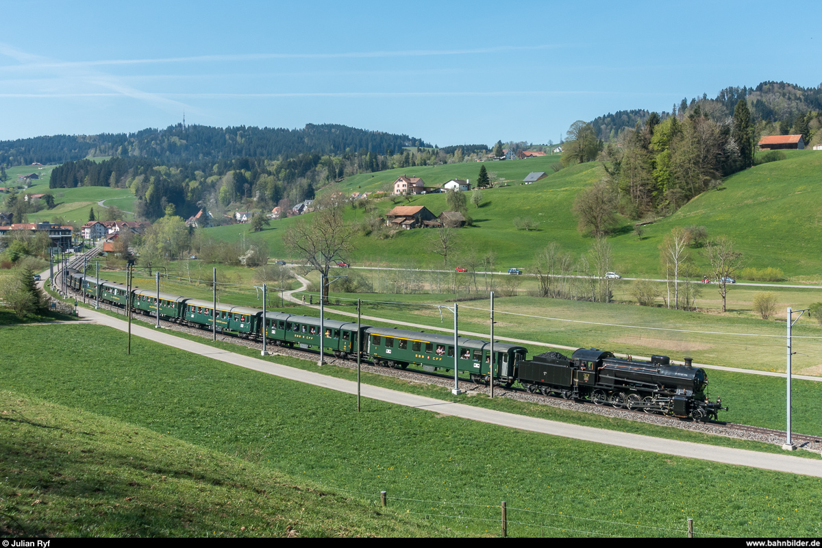 SBB Historic C 5/6 2978 mit Sonderzug am 21. April 2018 bei Gibswil. Die Lok bespannte den Zug in einer ersten Etappe von Zürich über Rapperswil und Bauma (Mittagshalt) bis Winterthur Töss.<br>
Im Hintergrund ist der Bachtel zu sehen. In diesem Abschnitt wird derzeit die Fahrleitung erneuert, was ich leider erst vor Ort gesehen habe und vorübergehend zu einem regelrechten Mastenwald führt.