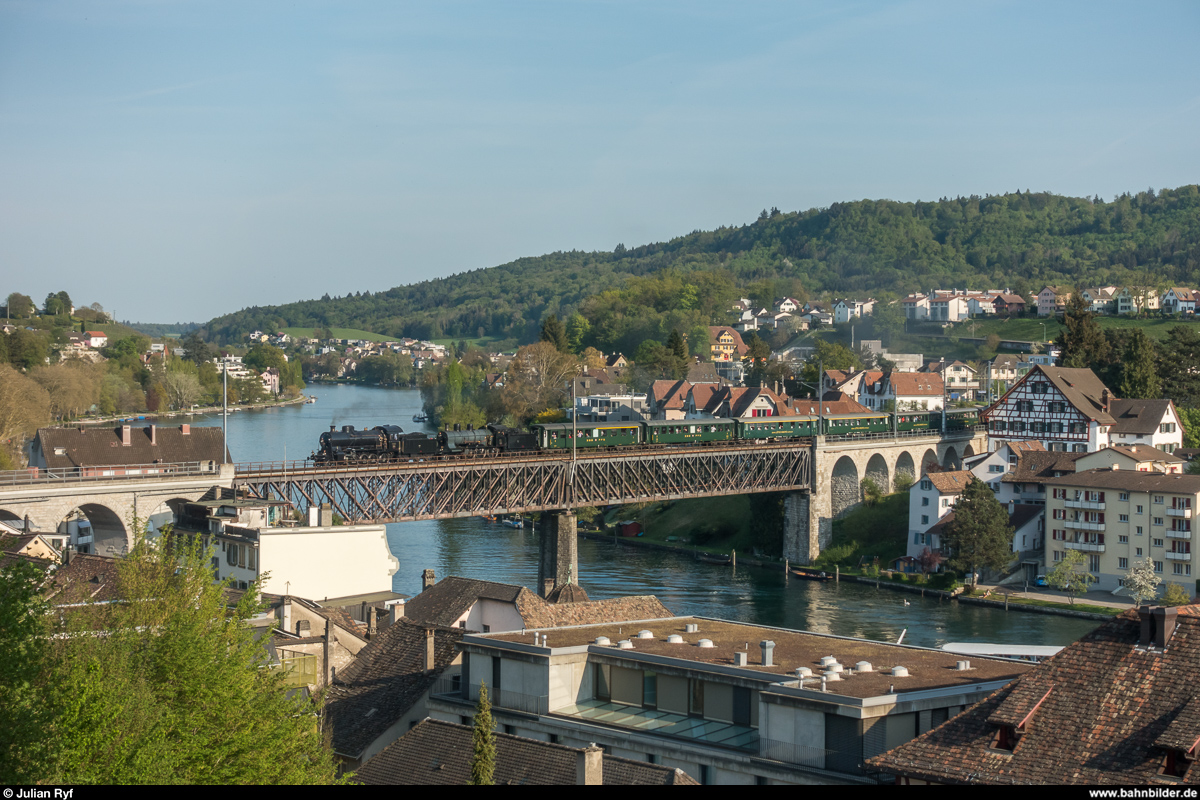 SBB Historic C 5/6 2978 und A 3/5 705 mit Sonderzug am 21. April 2018 auf der Rheinbrücke Feuerthalen. Die C 5/6 ist in Etzwilen wieder zum Zug gestossen und nachdem beide Loks gedreht waren, leistete sie auf der Rückfahrt nach Zürich Vorspann.