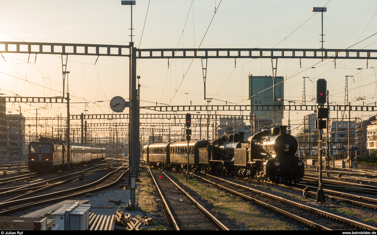 SBB Historic C 5/6 2978 und A 3/5 705 mit Sonderzug am Abend des 21. April 2018 bei Ankunft in Zürich HB. Die C 5/6 ist in Etzwilen wieder zum Zug gestossen und nachdem beide Loks gedreht waren, leistete sie auf der Rückfahrt nach Zürich Vorspann.
