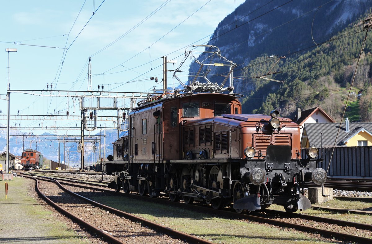 SBB Historic Ce 6/8 Nr. 14253 bei der Fitnessfahrt vom 7. April 2018 im Bahnhof Erstfeld.
Im Hintergrund erkennt man noch die Ce 6/8 I Nr. 14201  Köfferlilok  und eine Ae 6/6.