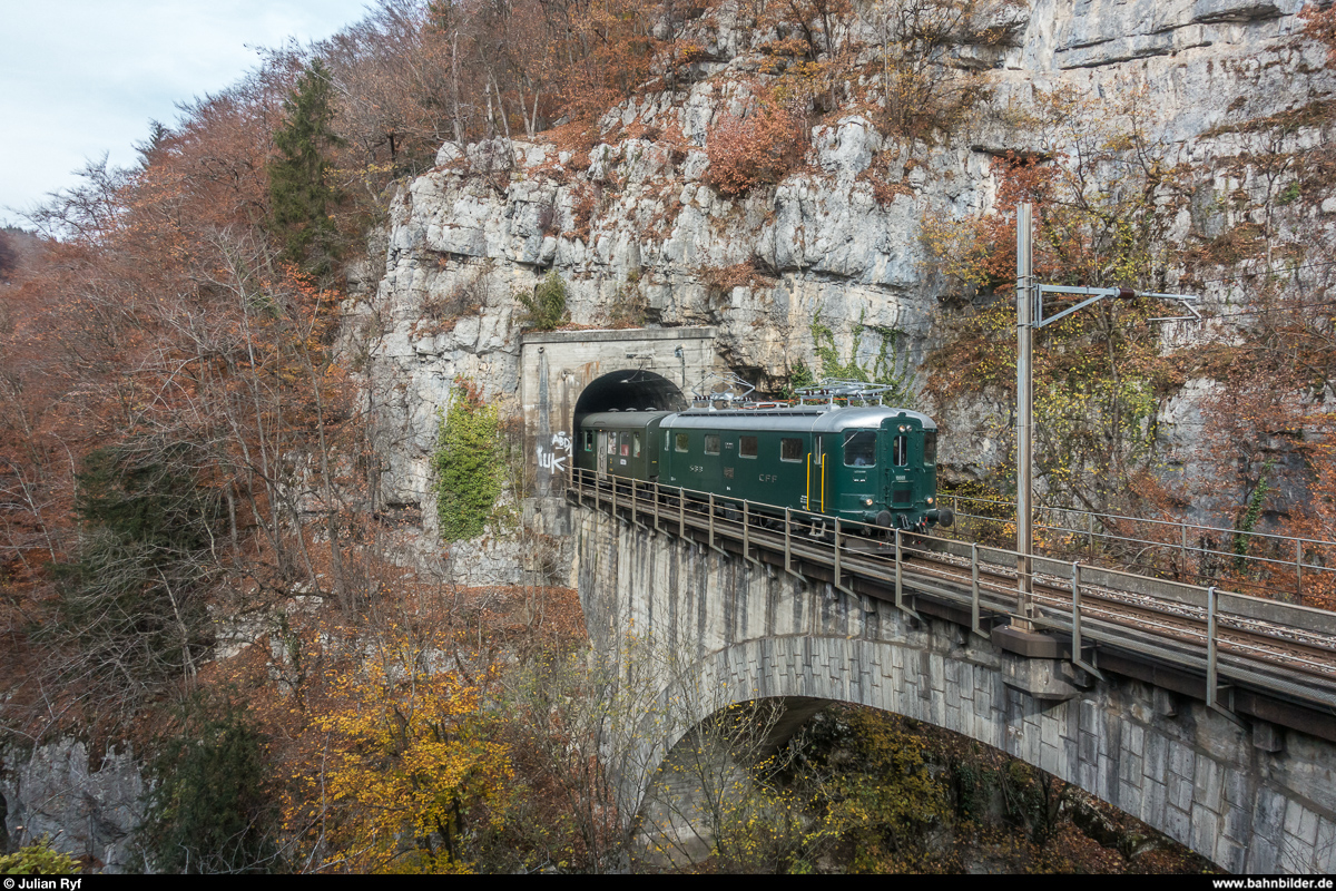 SBB Historic Erlebnisfahrt Route  Vue des Alpes  mit der Re 4/4 I 10001 am 28. Oktober 2017. Auf der Rückfahrt von Renan BE nach Biel verlässt der Zug die Taubenlochschlucht über die Taubenlochbrücke.