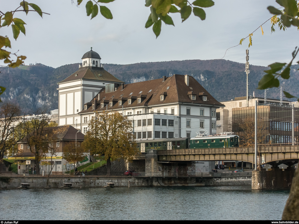 SBB Historic Erlebnisfahrt Route  Vue des Alpes  mit der Re 4/4 I 10001 am 28. Oktober 2017.
Auf der Rückfahrt von Biel nach Olten befährt der Zug die Aarebrücke in Solothurn.<br>
Für diese Fahrt habe ich bewusst Stellen ausgesucht, wo nicht der ganze Zug zu sehen ist, der mit einem LS B und einem EW II A etwas mickerig daherkam. Eigentlich war der Leichtstahlpendelzug mit LS A, LS B und LS BDt geplant (siehe Bild 943631), der 1.-Klasse- und der Steuerwagen befinden sich allerdings derzeit in Revision.