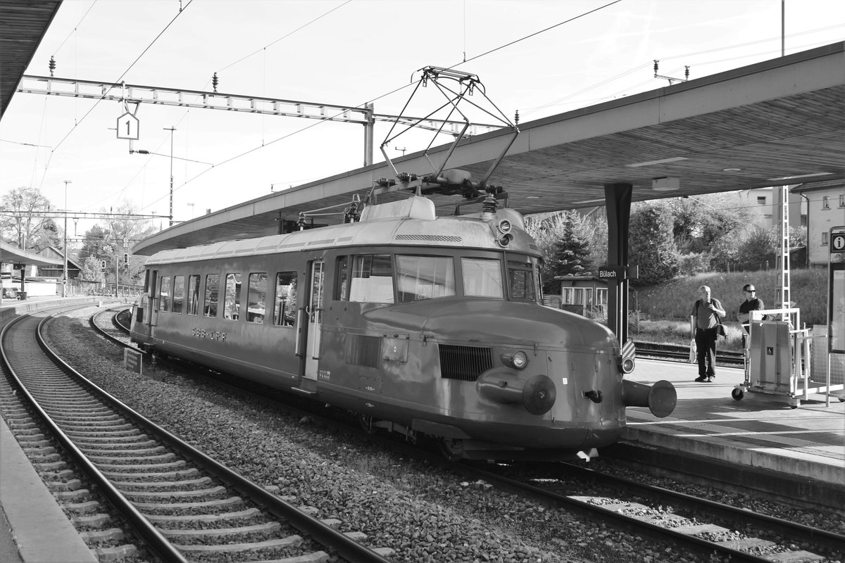 SBB Historic RAe 2/4 Nr. 1001 am 21. April 2018 anlässlich einer Extrafahrt von Schaffhausen nach Olten, bei einem Halt im Bahnhof Bülach.