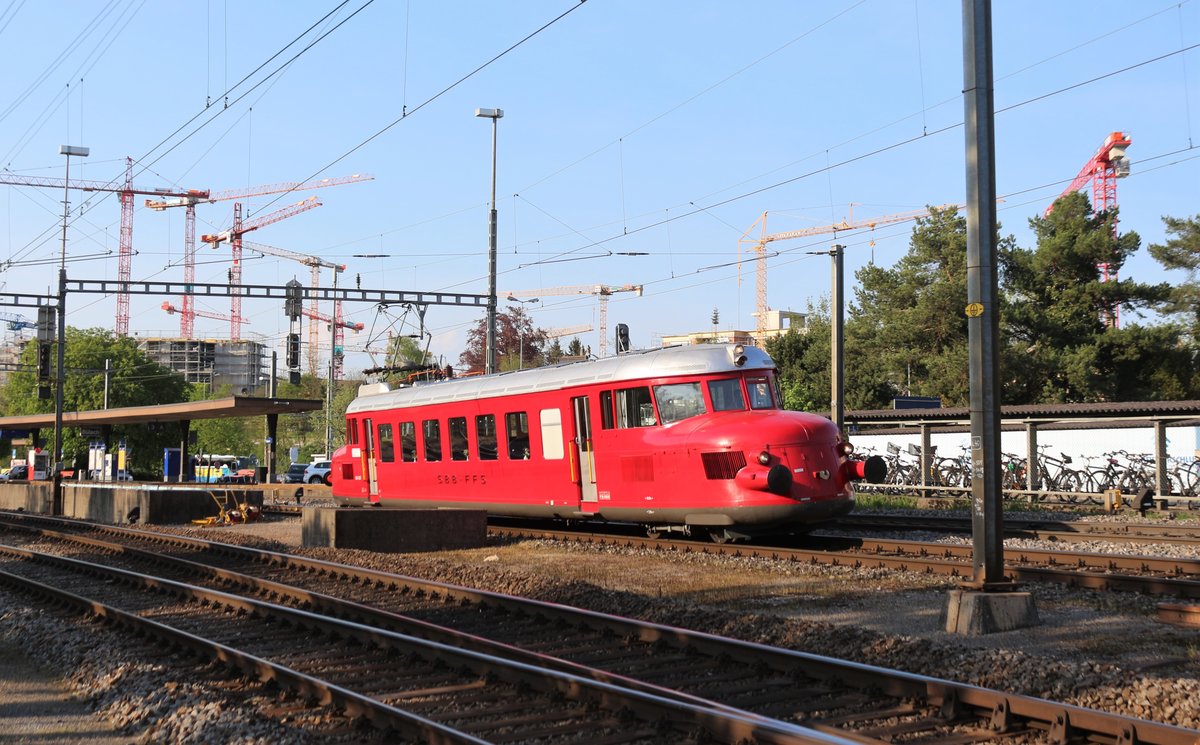 SBB Historic RAe 2/4 Nr. 1001 am 21. April 2018 anlässlich einer Extrafahrt von Schaffhausen nach Olten, bei der Abfahrt im Bahnhof Bülach.