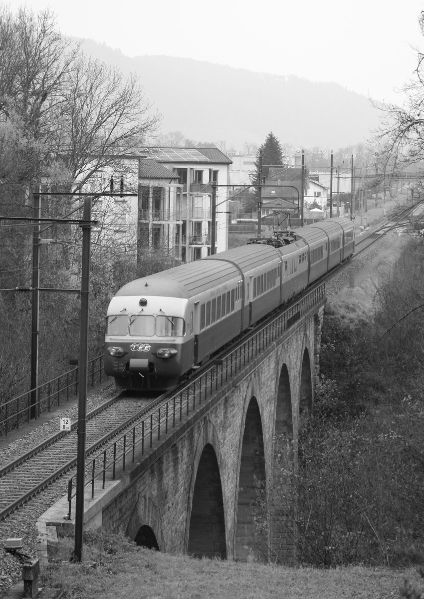 SBB Historic RAe TEE II 1053 am Freitag, 17. November 2017 auf der Fahrt von Olten zum Stadler-Werk Bussnang durchquert die 93 m lange Wildbachbrücke bei Rorbas / Embrach. 