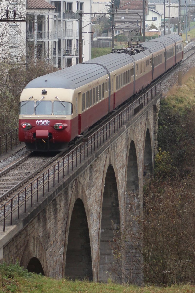 SBB Historic RAe TEE II 1053 am Freitag, 17. November 2017 auf der Fahrt von Olten zum Stadler-Werk Bussnang durchquert die 93 m lange Wildbachbrücke bei Rorbas / Embrach.