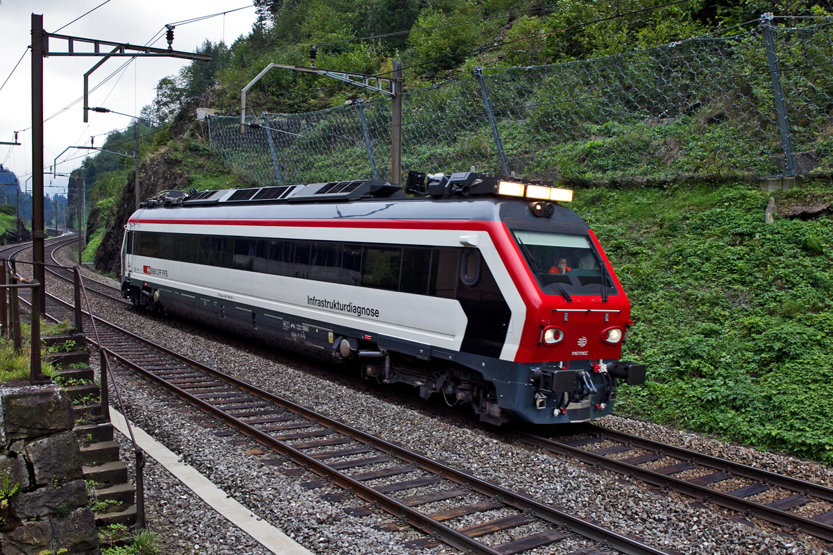 SBB Infrastrukturdiagnosefahrzeug XTmass 99 85 9 160 001-5 fährt bei Gurtnellen den Gottard hinunter.Bild vom 30.9.2015