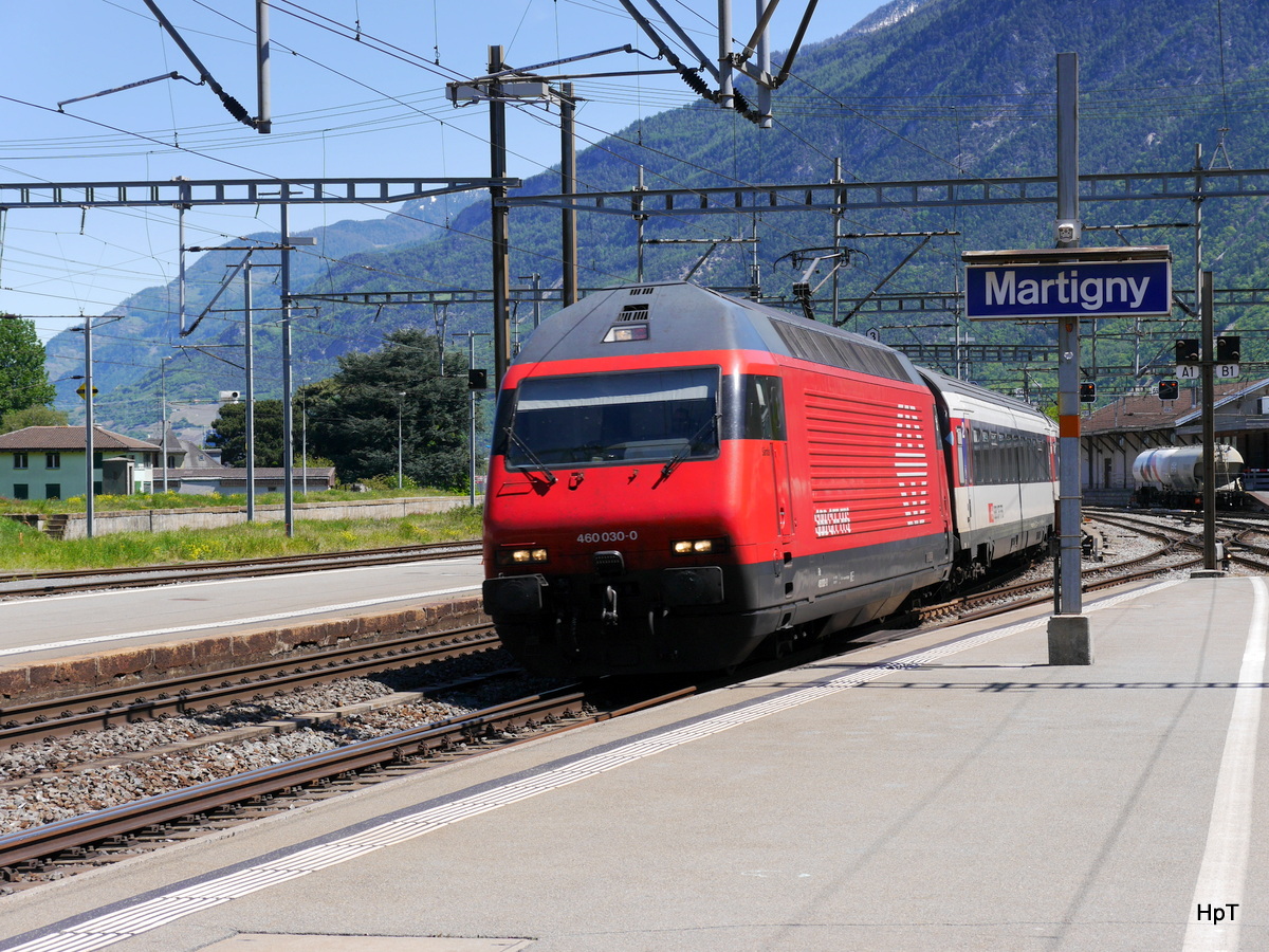 SBB - IR Brig - Genf an der Spitze die Lok 460 030-0 bei der einfahrt im Bahnhof von Martigny am 05.05.2017