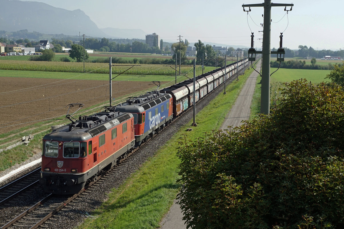 SBB: Kohlezug mit der Re 420 264-5 und der Re 620 046-3  BUSSIGNY  bei Grenchen am 29. August 2017.
Foto: Walter Ruetsch