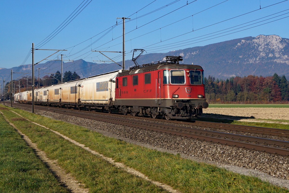 SBB: Lebensmittelzug mit Re 4/4 11297 bei Deitingen am 10. November 2015.
Foto: Walter Ruetsch