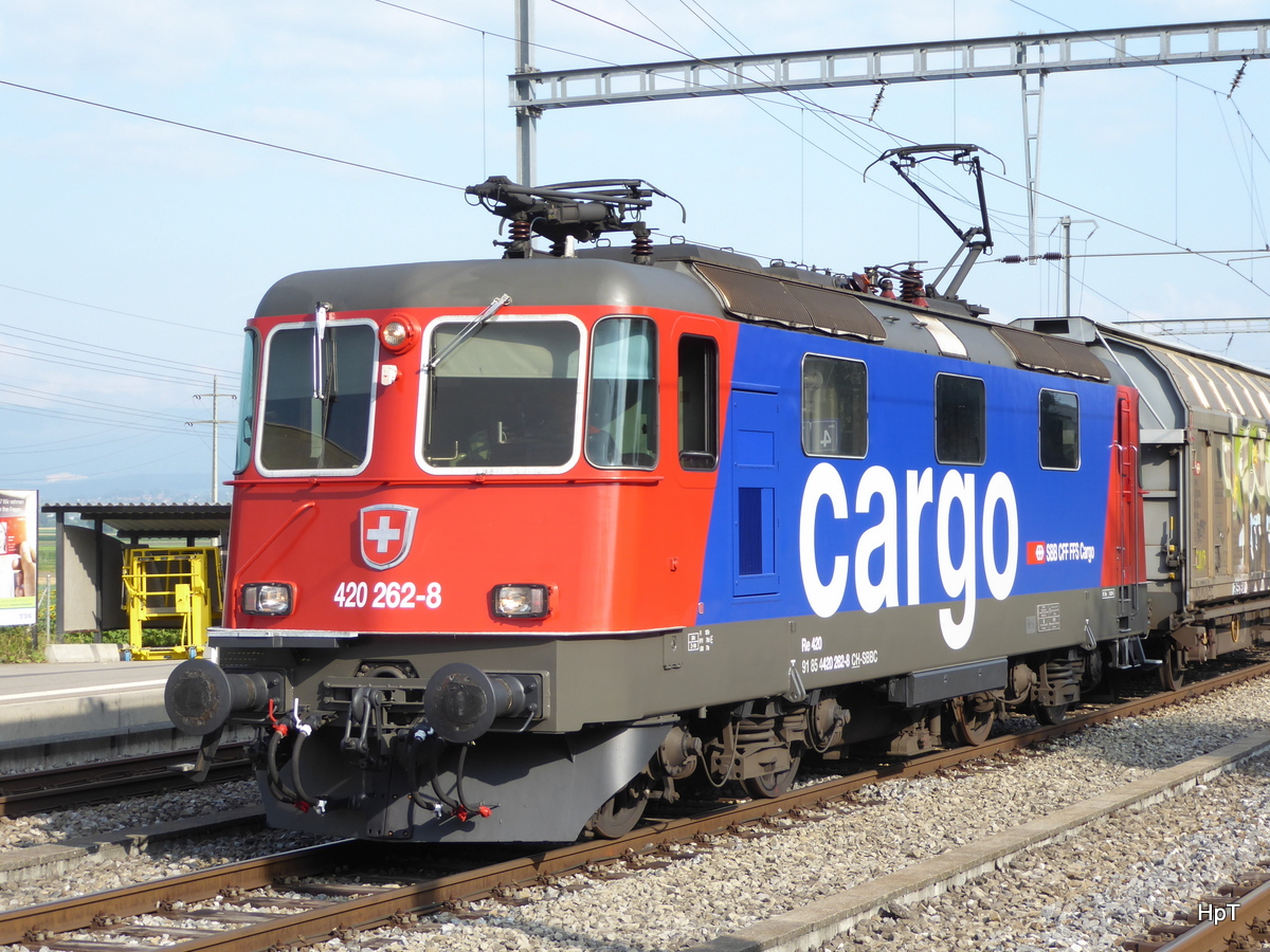 SBB - Lok  420 262-8 vor Güterzug in Kerzers am 25.0.7.2016