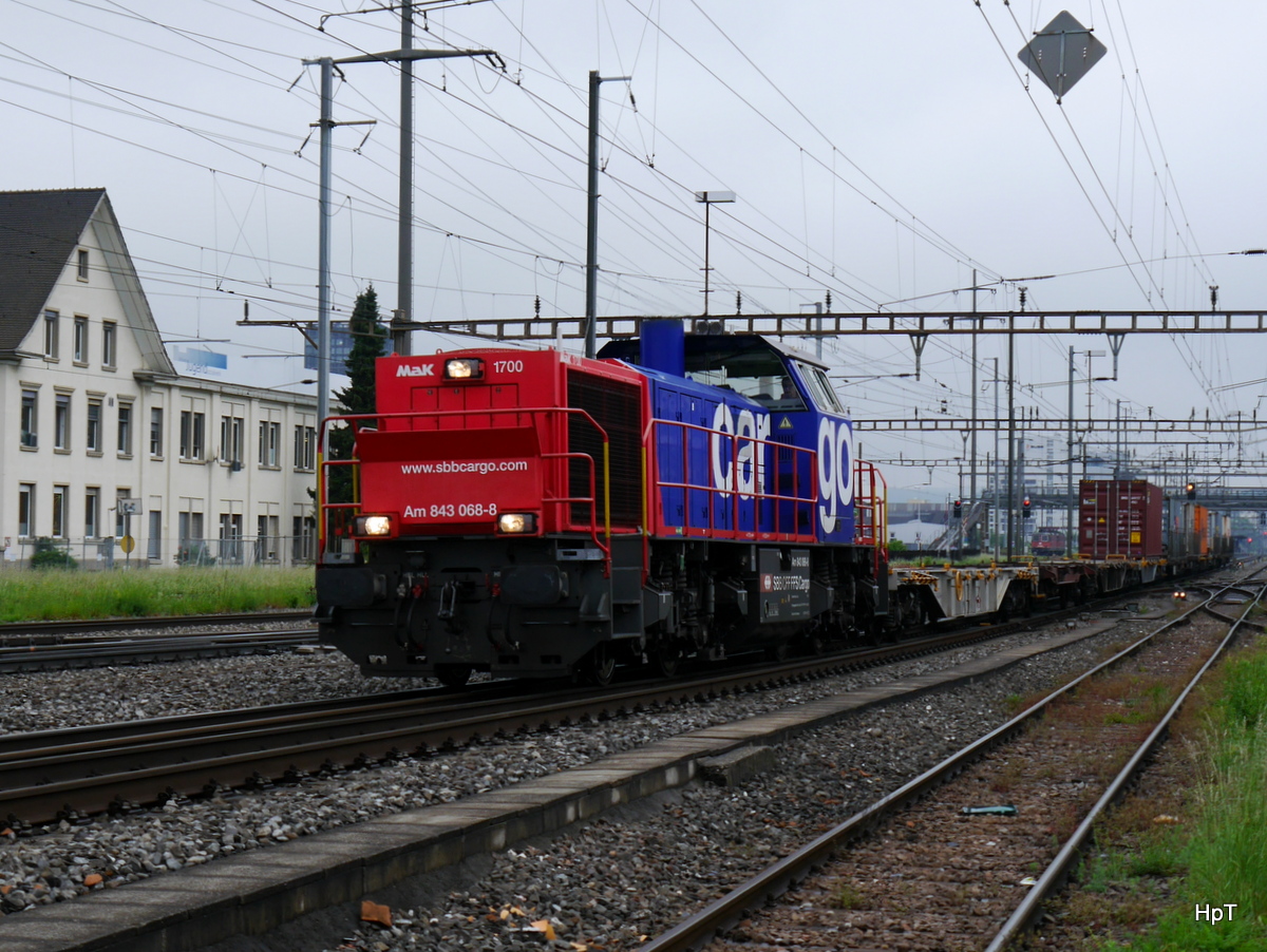 SBB - Lok 843 068-8 unterwegs mit einigen Güterwagen im Bahnhof Prattelen am 17.05.2018