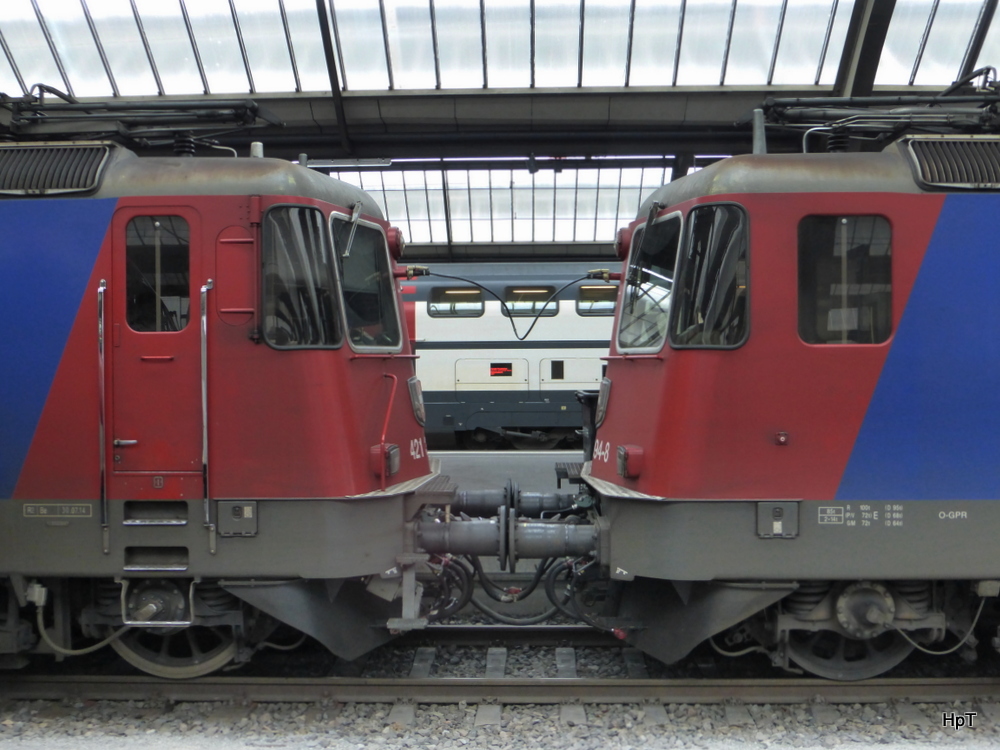 SBB - Lokfronten der 421 392-2 und 421 394-8 im HB Zürich am 30.12.2014