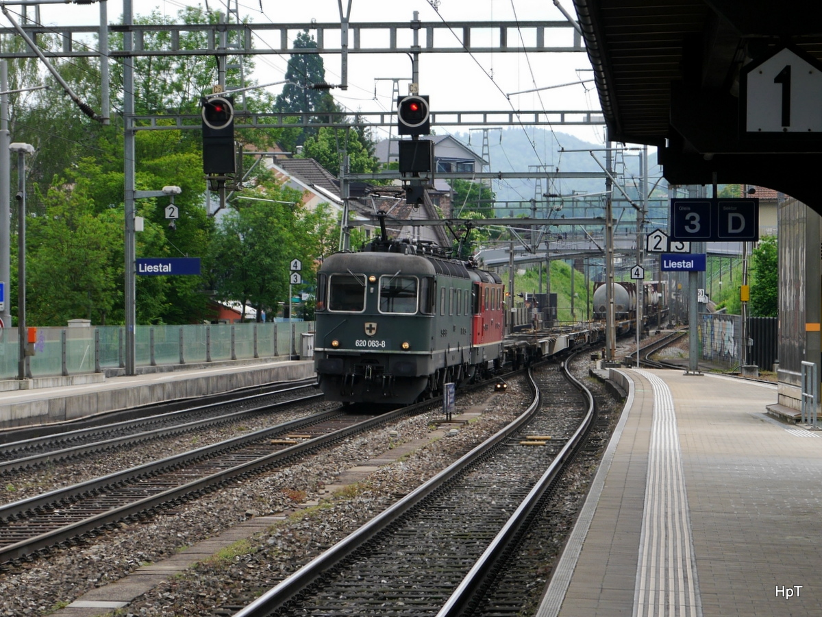 SBB - Loks 620 063-8 und 420 338-6 vor Güterzug unterwegs im Bahnhof Liestal am 17.05.2018