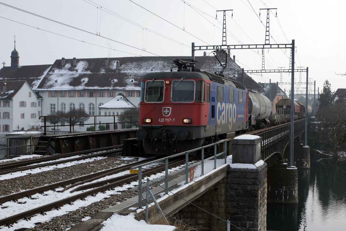 SBB: Manchmal ist bei Güterzügen die Anhängelast interessanter als die Zuglok.
Re 420 310-5 mit gemischtem Güterzug beim Passieren der Aarebrücke Solothurn am 27. Januar 2017. (Beide Bilder wurden unter Re 420 eingestellt, da es sich um den gleichen Güterzug handelt.)
Foto: Walter Ruetsch 
