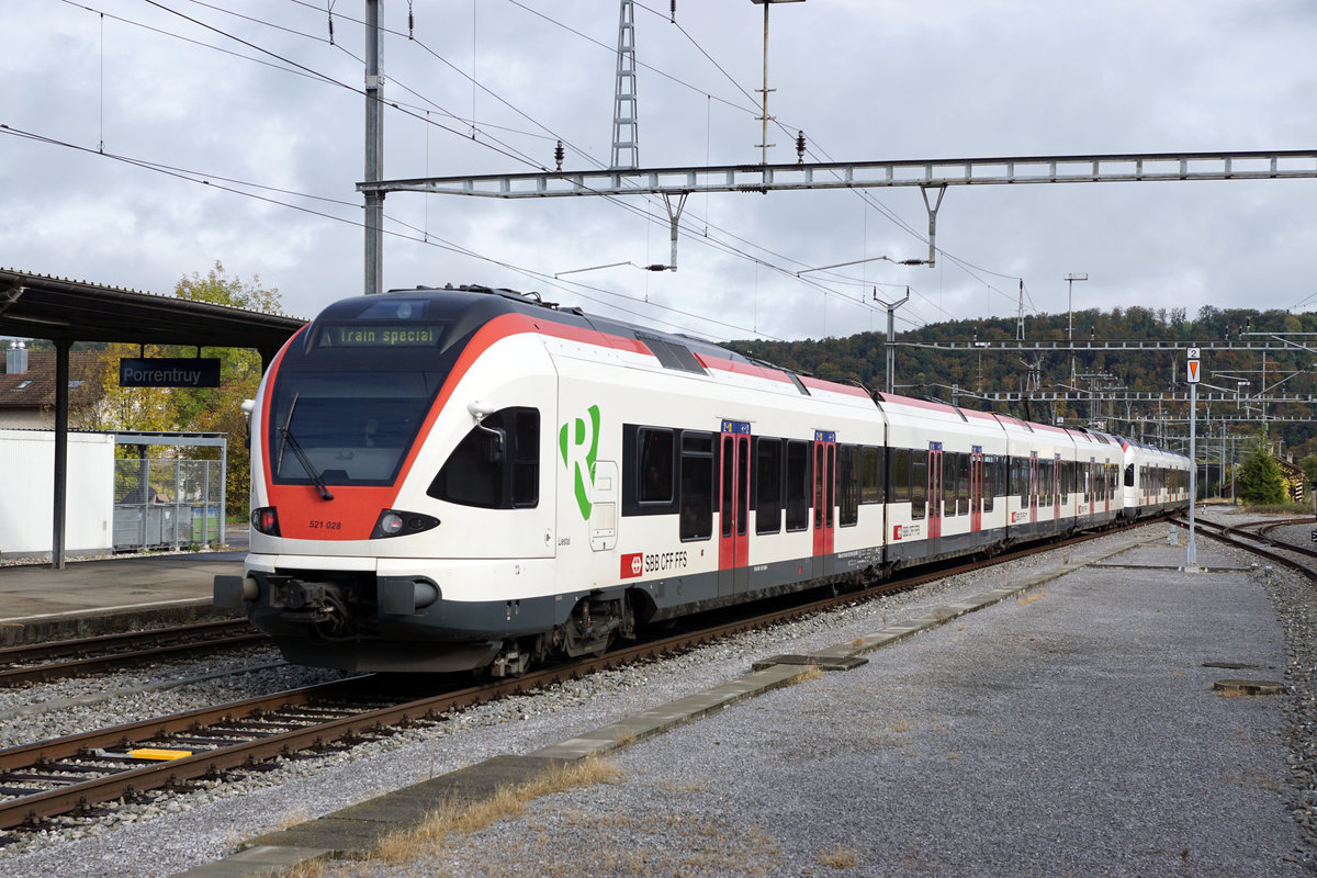 SBB: Militärzug zum Waffenplatz Bure mit einer Doppeltraktion RABe 521 anlässlich der Bahnhofsausfahrt Porrentruy am 9. Oktober 2017.
Foto: Walter Ruetsch