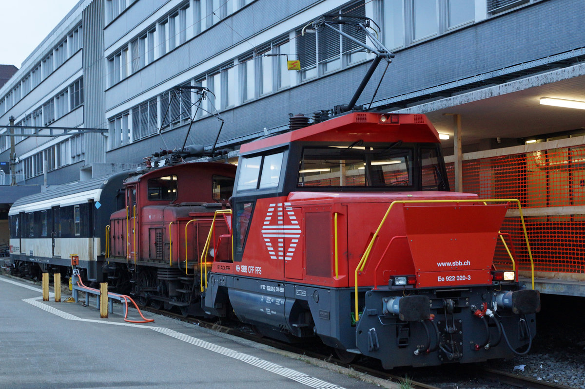 SBB: Nebst der Ee 922 020-3 steht in St. Gallen auch noch die betagte Ee 3/3 16388 (16381-16413) im täglichen Einsatz. Der Gepäckwagen im Hintergrund (ehemals SNCF) wird nur noch als Materialwagen genutzt und darf St. Gallen nicht mehr verlassen (13. November 2016).
Foto: Walter Ruetsch