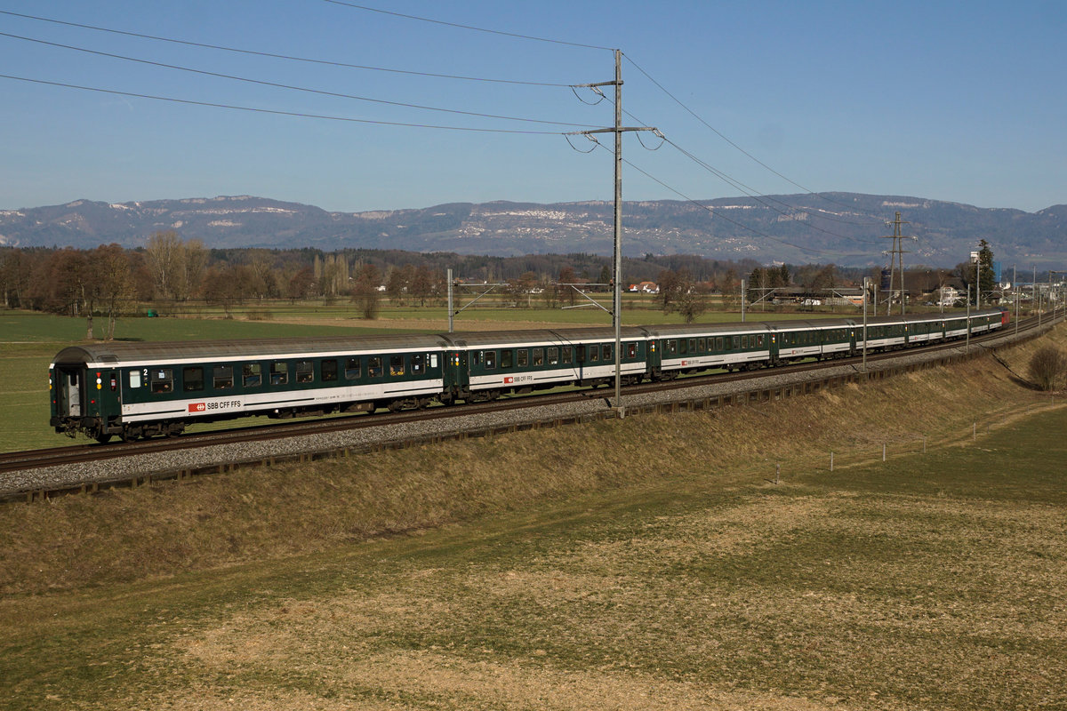 SBB Personenwagen Bpm 51 noch im Einsatz.
Fanzug 27985 Bern-Lugano mit nicht erkennbarer Re 460 plus 9B-FC bei Bollodingen am 24. Februar 2019.
Foto: Walter Ruetsch