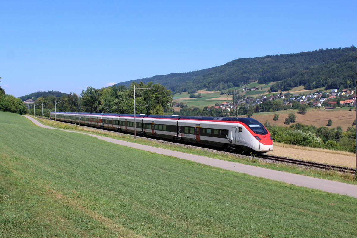 SBB RABe 501 002-4  Kanton Uri  unterwegs am 26. Juli 2018 unter wolkenlosen Himmel zwischen Embrach-Rorbas und Pfungen. Der  Giruno  war auf der Rückfahrt von Basel ins Stadler-Werk in Erlen.