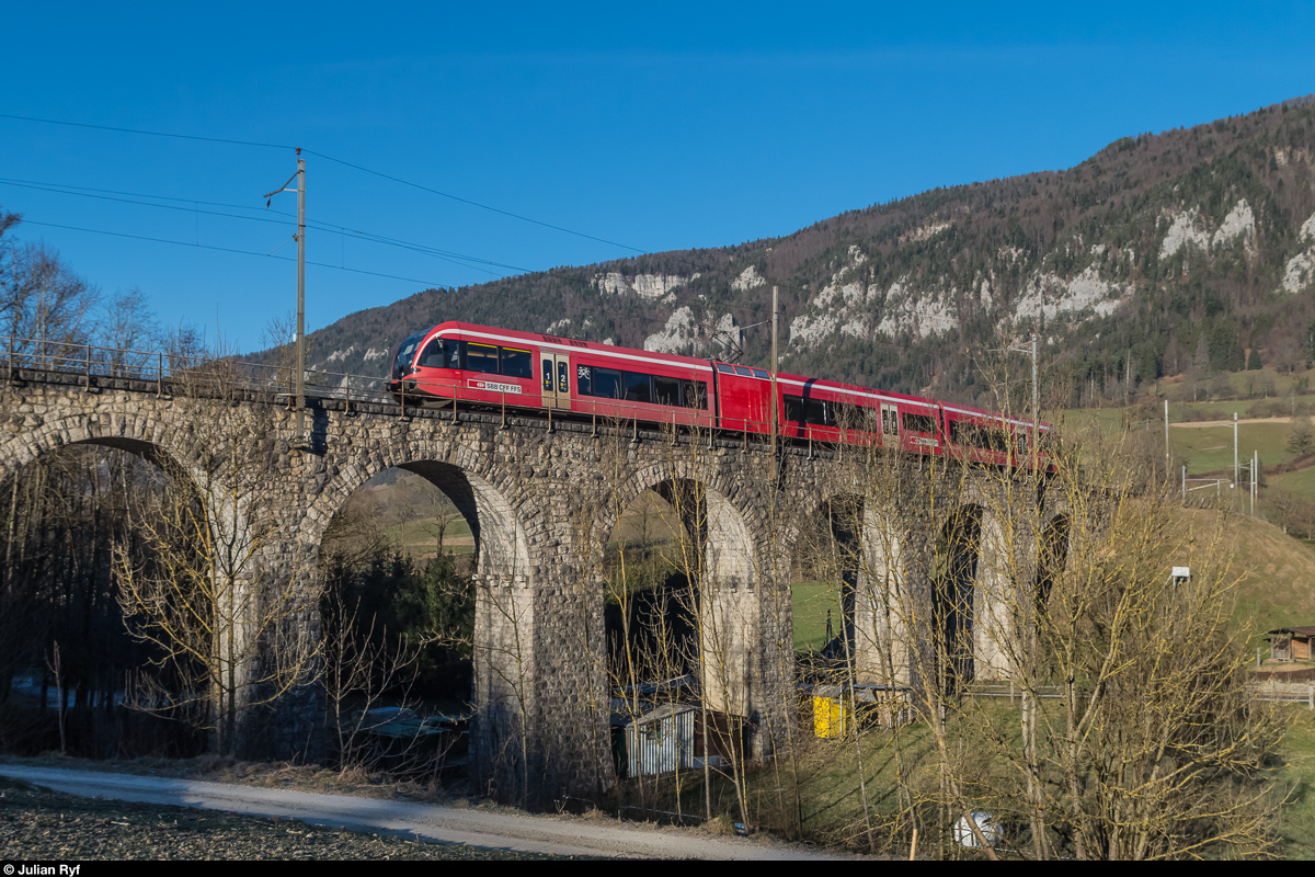 SBB RABe 526 280 (ex-BLS, ex-RM) überfährt am 10. Dezember 2016 als Regio Moutier - Solothurn den Corcelles-Viadukt.