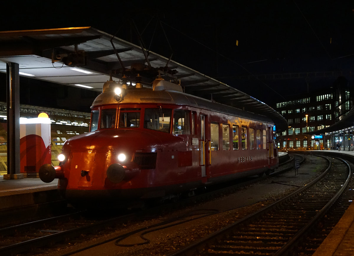 SBB: RAe 2/4 1001 (1935) von SBB HISTORIC bei der der Ankunft nach einer Charterfahrt vom 13. November 2017 im Bahnhof Olten.
Foto: Walter Ruetsch 