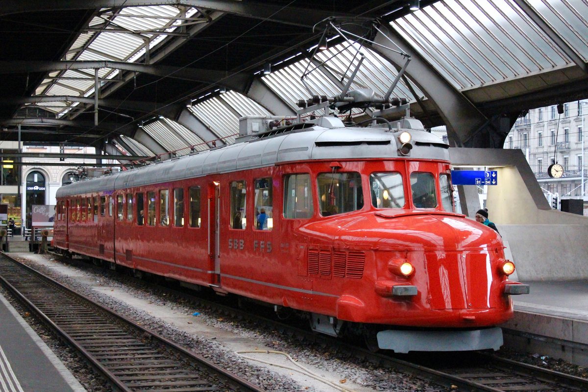 SBB RAe 4/8 Nr. 1021  Churchillpfeil  auf Gleis 5 im HB Zürich. Es handelte sich um eine Brunchfahrt / Rundfahrt mit dem roten Doppelpfeil  Churchill  von Zürich HB - Wädenswil - Schmerikon - Kaltbrunn - Effretikon -
Zürich HB.