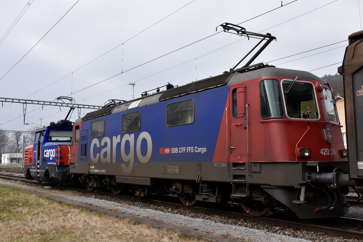 SBB Re 420 246-1 (und Eem 923 015-2 «Mont Vully») vor einem Güterzug im Bahnhof Heerbrugg SG (2018-02-24) [Fotostandort: Aechelistrasse]