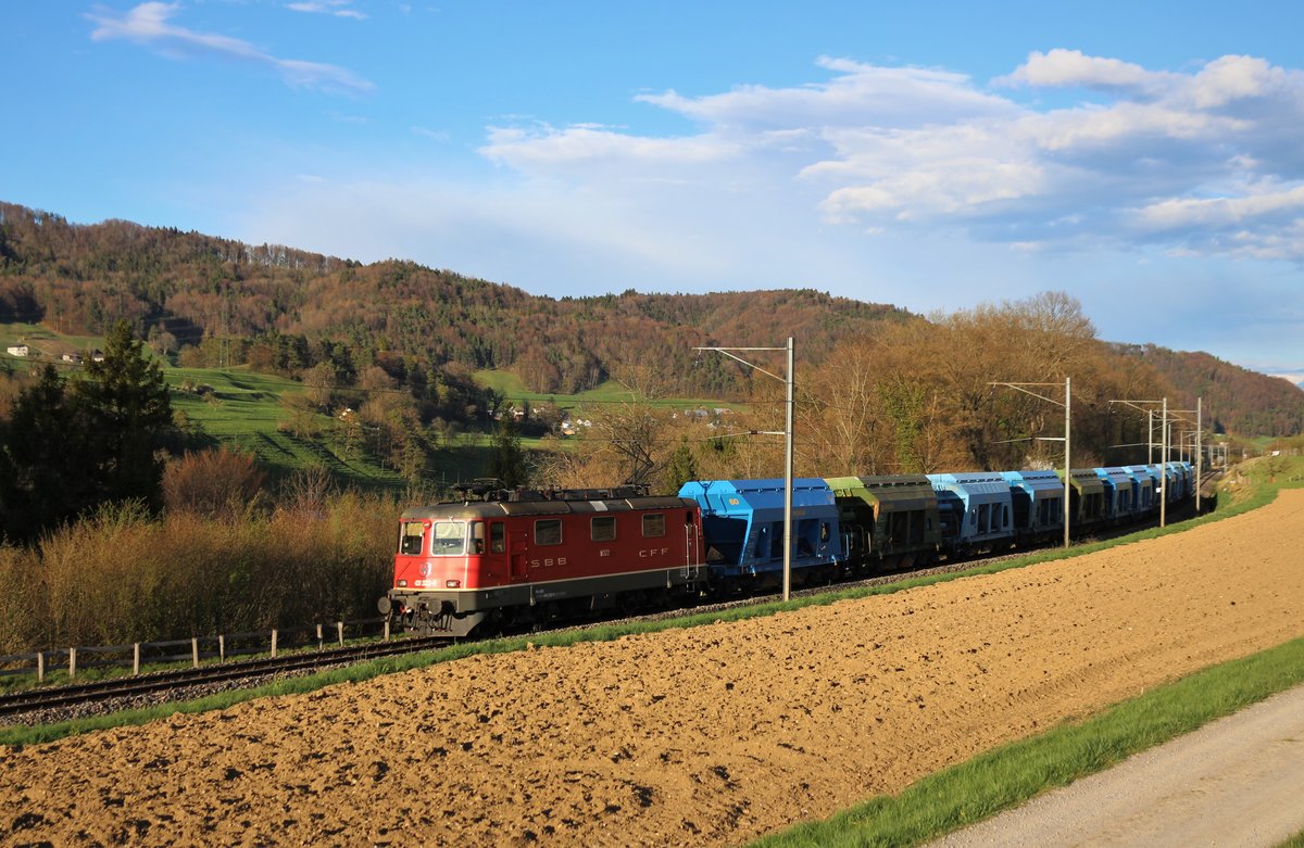 SBB Re 420 342-8 unterwegs mit einem Kieszug zwischen Embrach-Rorbas und Pfungen nach Hüntwangen-Wil.
 13. April 2018