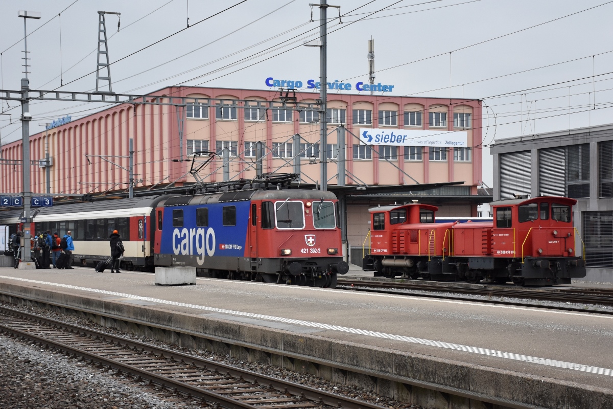SBB Re 421 392-2 mit dem EC 195 (Zürich – München) erreicht den Bahnhof St. Margrethen SG und passiert dort Tmf 232 301-2 und 308-7 (Tmf 98 85 5 232 301-2 CH-SBB I und Tmf 98 85 5 232 308-7 CH-SBB I) (17.03.2018)