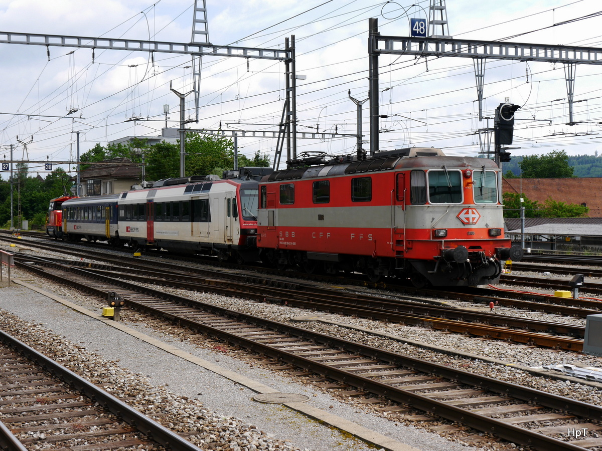 SBB - Re 4/4 11008 mit Triebwagen RBDe 4/4 560 … und Personenwagen 2 Kl. sowie Rangierlok 922 009 abgestellt im Bahnhof von Biel / Bienne am 17.05.2018