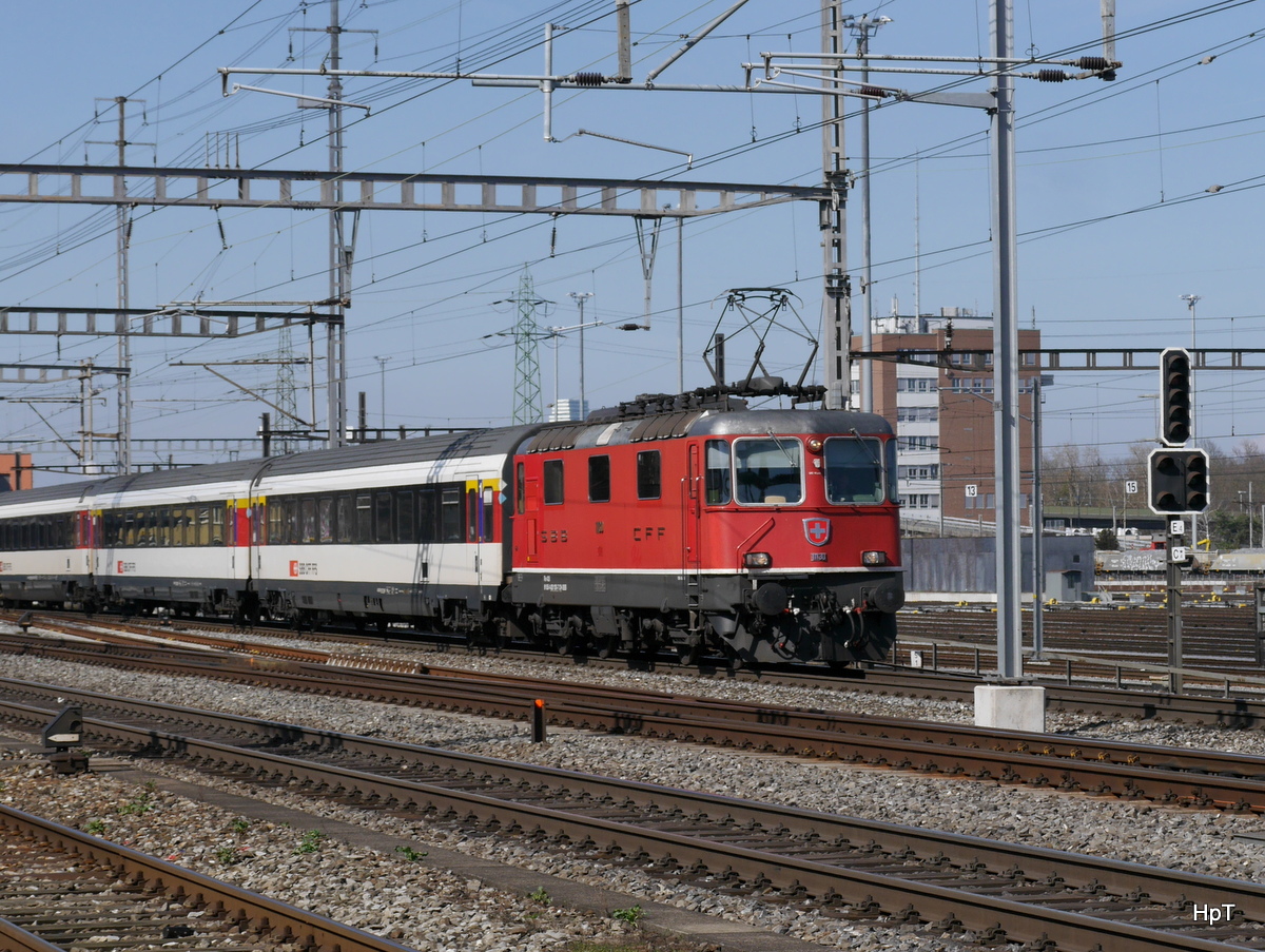SBB - Re 4/4 11130 mit IC bei der durchfahrt im Bahnhof Muttenz am 10.03.2017