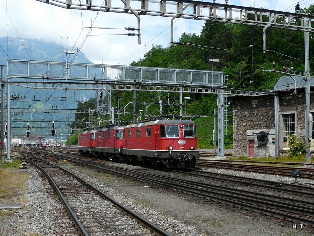 SBB - Re 4/4 11141 mit Re 4/4 11208 und  Re 4/4 11195 bei der ausfahrt aus dem Bahnhof Arth-Goldau am 29.05.2014