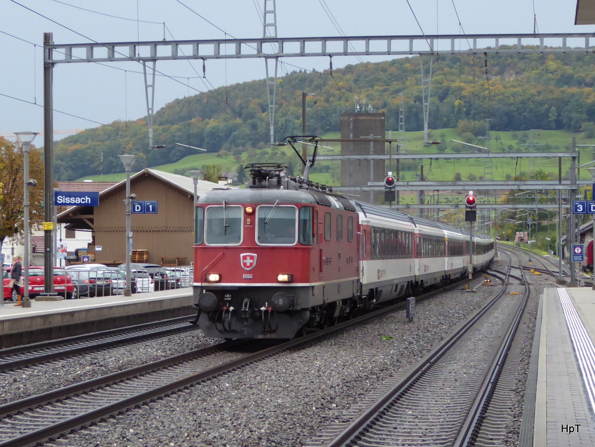 SBB - Re 4/4 11156 vor IR bei der durchfahrt in Sissach am 06.10.2015