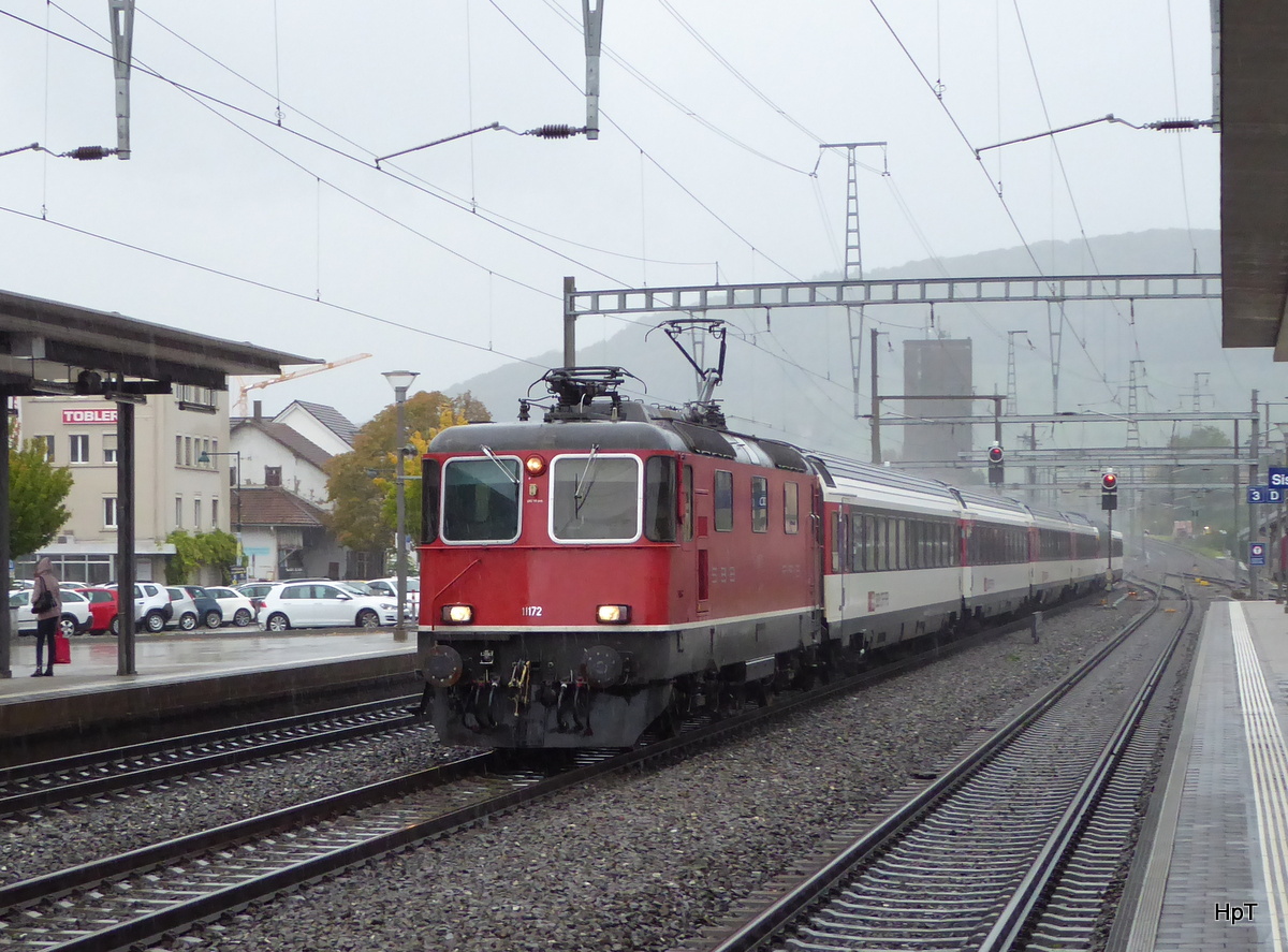 SBB - Re 4.4  11172 mit IR bei der durchfahrt in Sissach am 06.10.2015