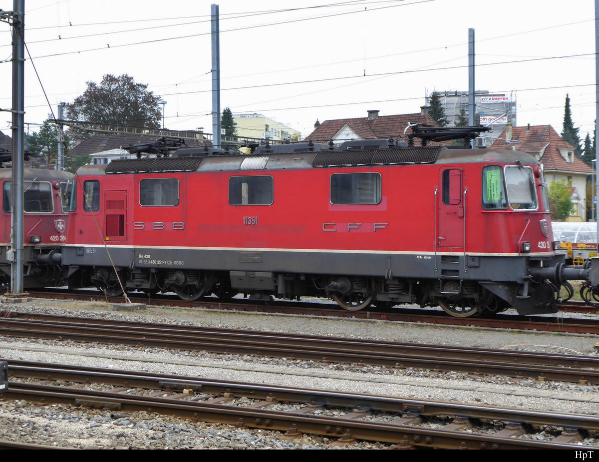 SBB - Re 4/4  11351 / 430 351-7 abgestellt im Bahnhof Solothurn am 04.11.2018