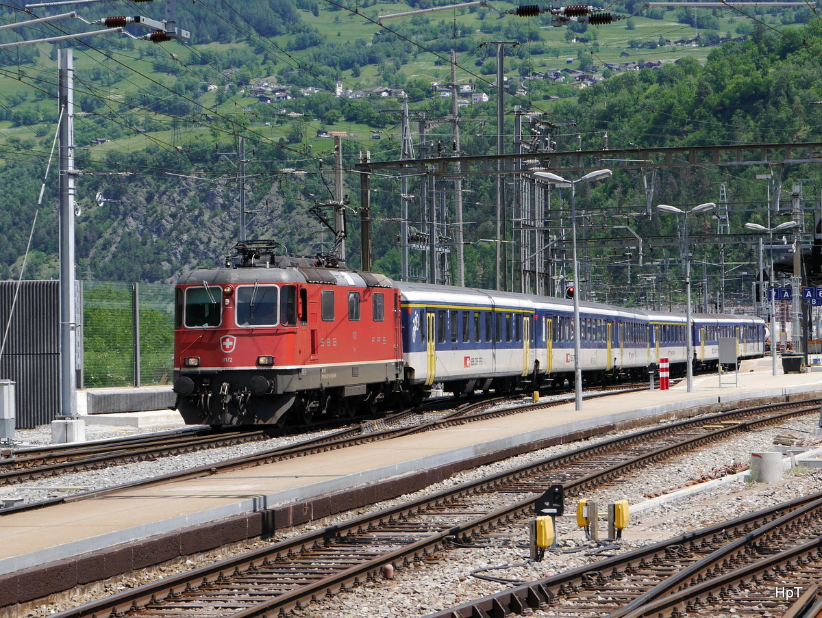 SBB - Re 4/4  420 172-9 mit Personenwagen unterwegs bei Rangierfahrt im Bahnhof Brig am 18.05.2018