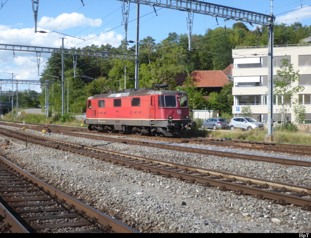 SBB - Re 4/4  420 299-0 bei der einfahrt im Bahnhof von Lyss am 10.08.2018