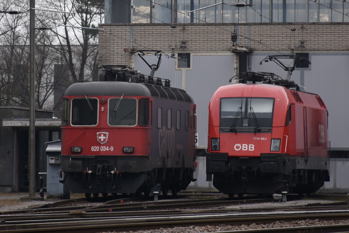 SBB Re 620 034-9 und ÖBB 1116-054 warten in Buchs SG auf neue Einsätze (2018-02-24)