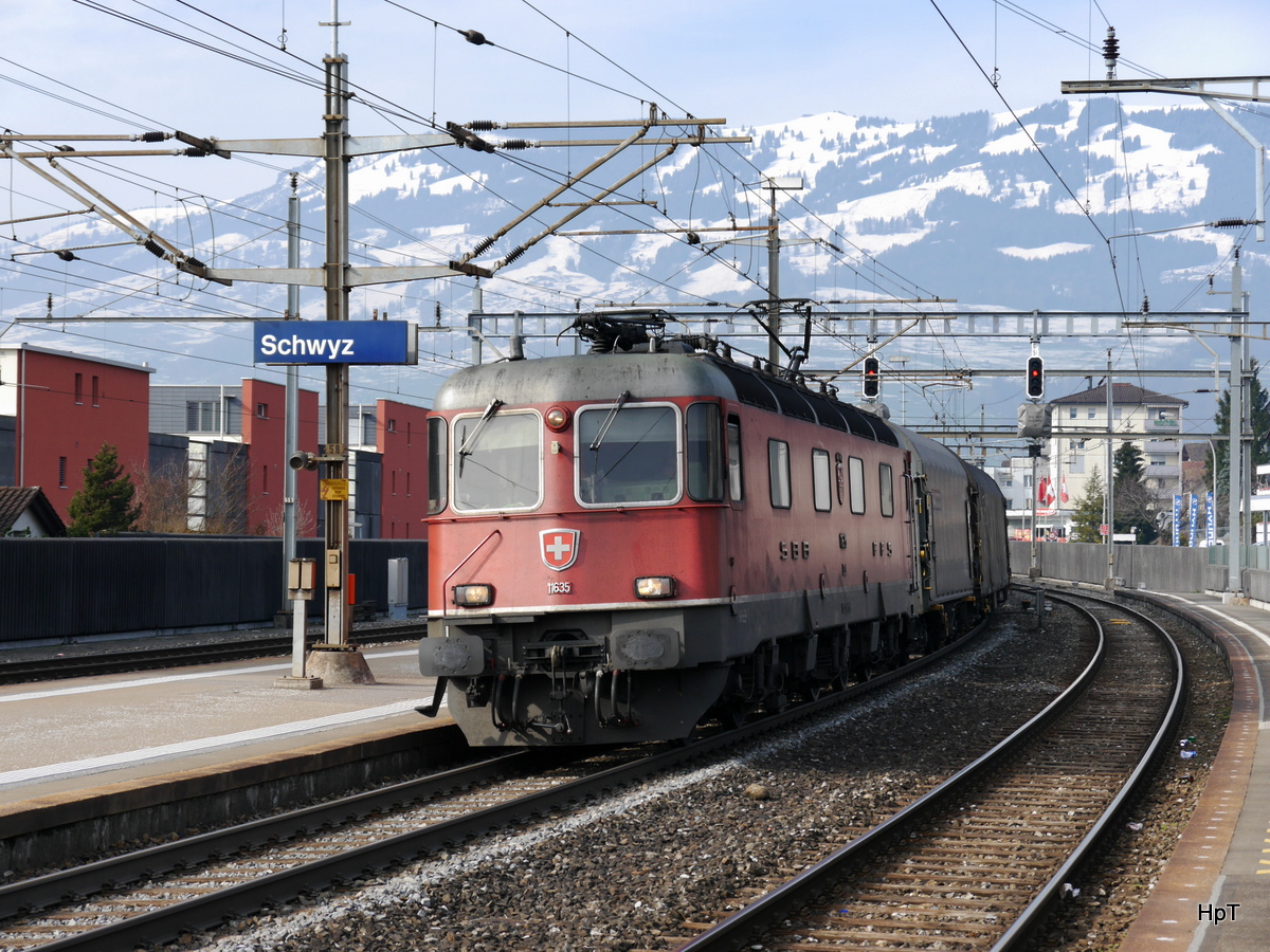 SBB - Re 6/6  11635 mit Güterzug bei der durchfahrt im Bahnhof Schwyz am 27.02.2016