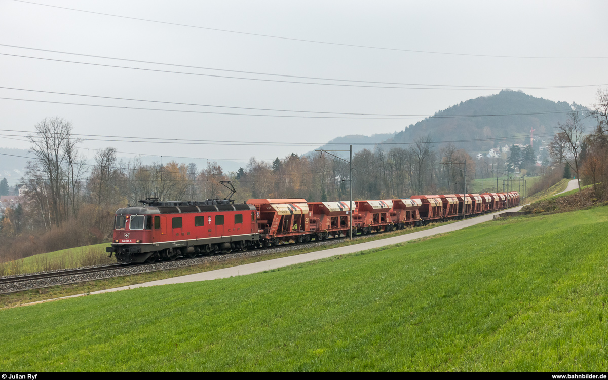 SBB Re 6/6 11645  Colombier  am 17. November 2017 mit einem Kieszug zwischen Pfungen und Embrach-Rorbas.