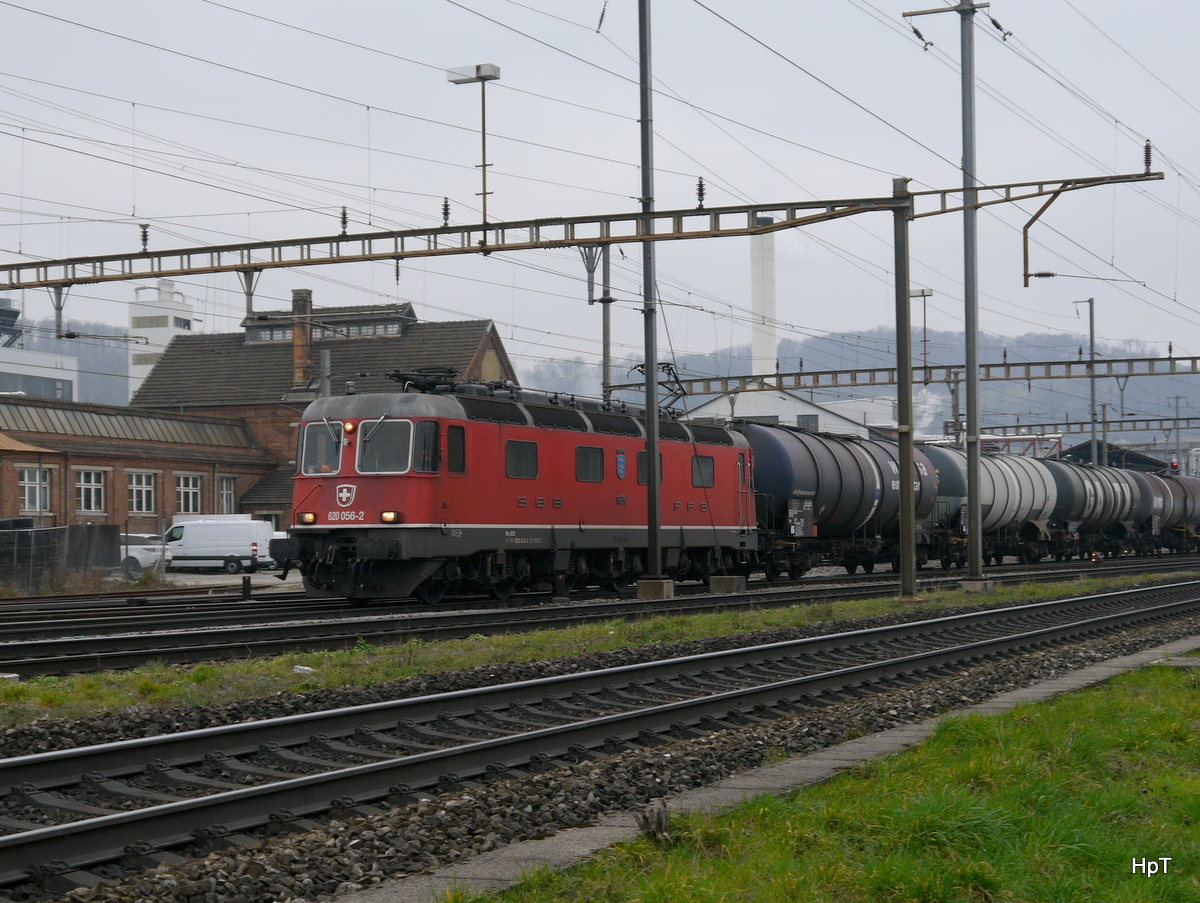 SBB - Re 6/6  620 056-2 vor Güterzug unterwegs in Prattelen am 23.02.2018