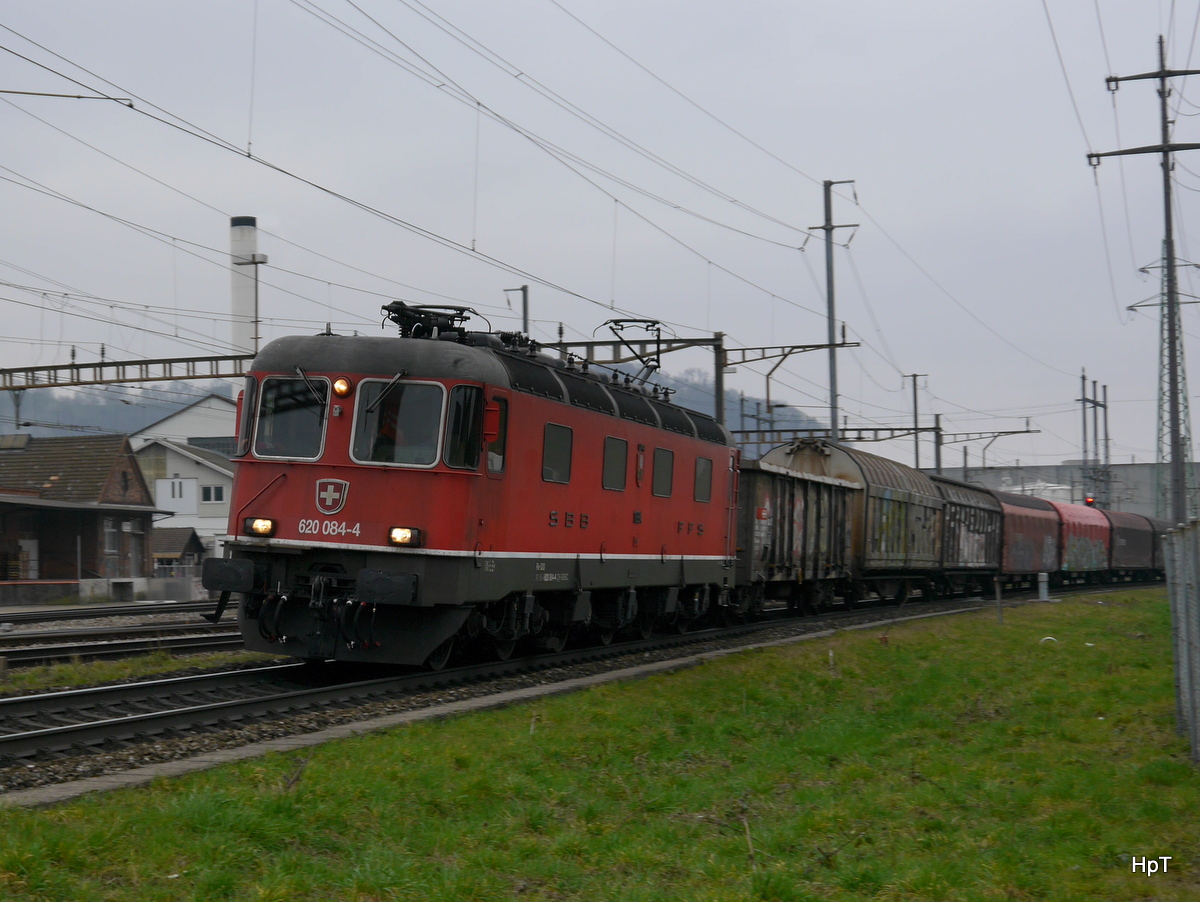 SBB - Re 6/6 620 084-4 vor Güterzug unterwegs in Prattelen am 23.02.2018