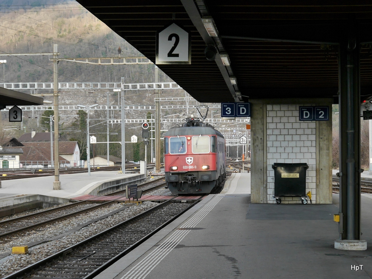 SBB - Re 6/6  620 086-9 im Bahnhof Biel am 25.02.2017