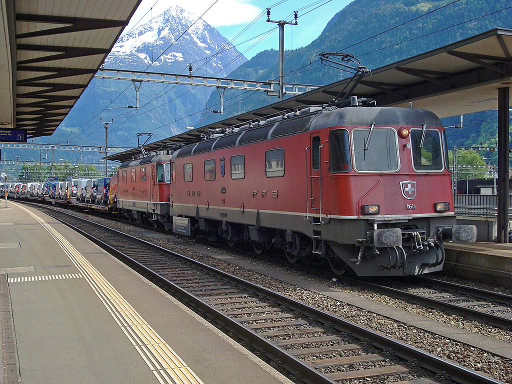 SBB Re 6/6 Nr. 11644  Cornaux  und Re 4/4 II f Nr. 11171 warten mit Autozug in Erstfeld. Aufnahme vom 30. Mai 2011.