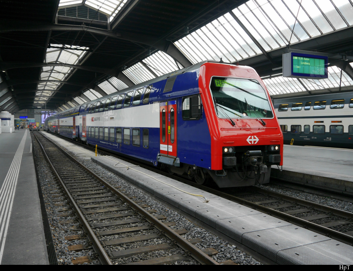 SBB - RE nach Aarau an der Spitze der Steuerwagen Bt 50 85 86-33 042-7 im HB Zürich am 20.10.2018