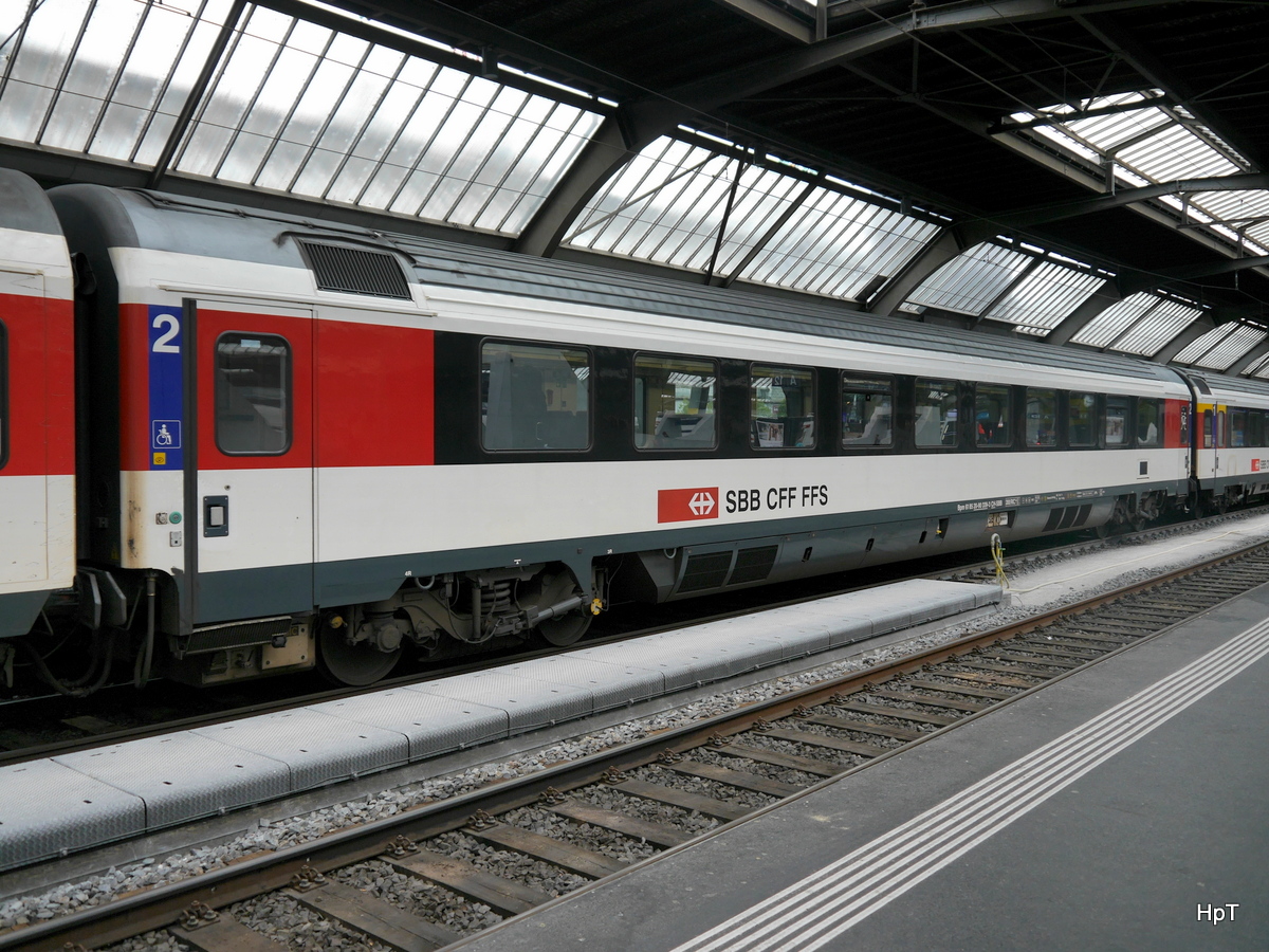 SBB - RIC Personenwagen 2 Kl. Bpm 61 85 20-90 339-3 im HB Zürich am 20.09.2017