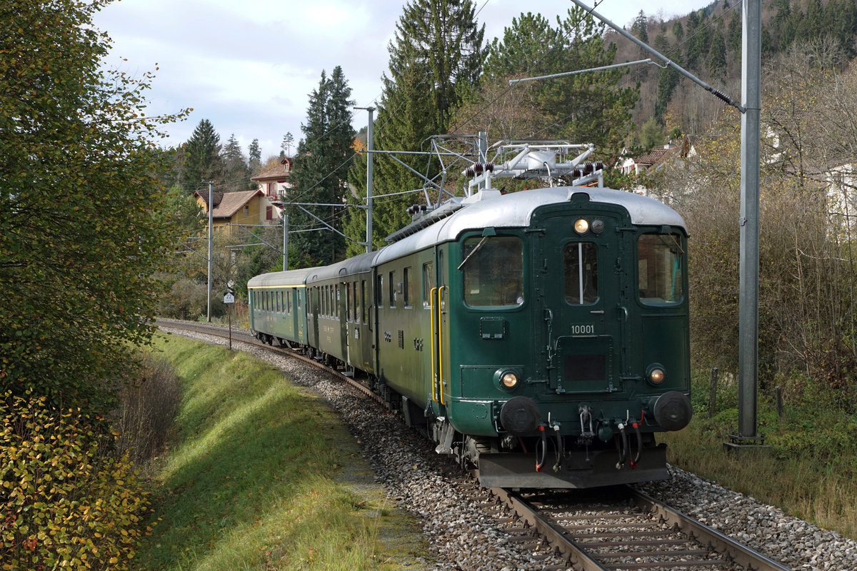 SBB: SBB HISTORIC Erlebnisfahrt Route  Vue des Alpes  mit der Re 4/4 I 10001 bei Villeret BE am 28. Oktober 2017.
Foto: Walter Ruetsch