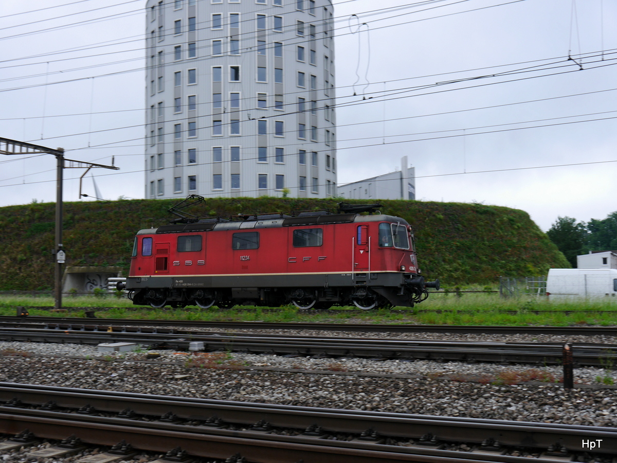 SBB - Schnappschuss der Re 4/4 420 294-1 unterwegs im Bahnhofsareal in Prattelen am 17.05.2018