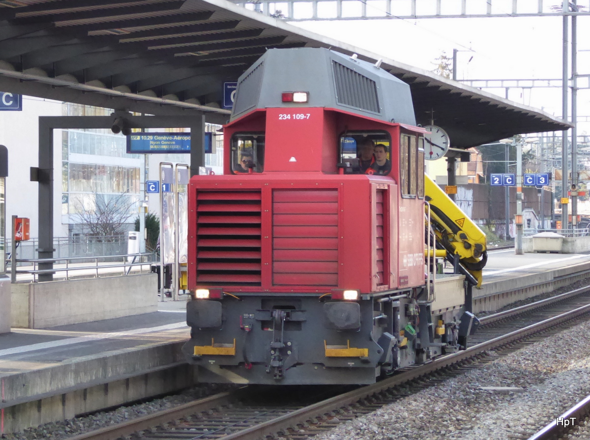 SBB - Tm 2/2  234 109-7 bei der durchfahrt im Bahnhof Morges am 16.02.2016