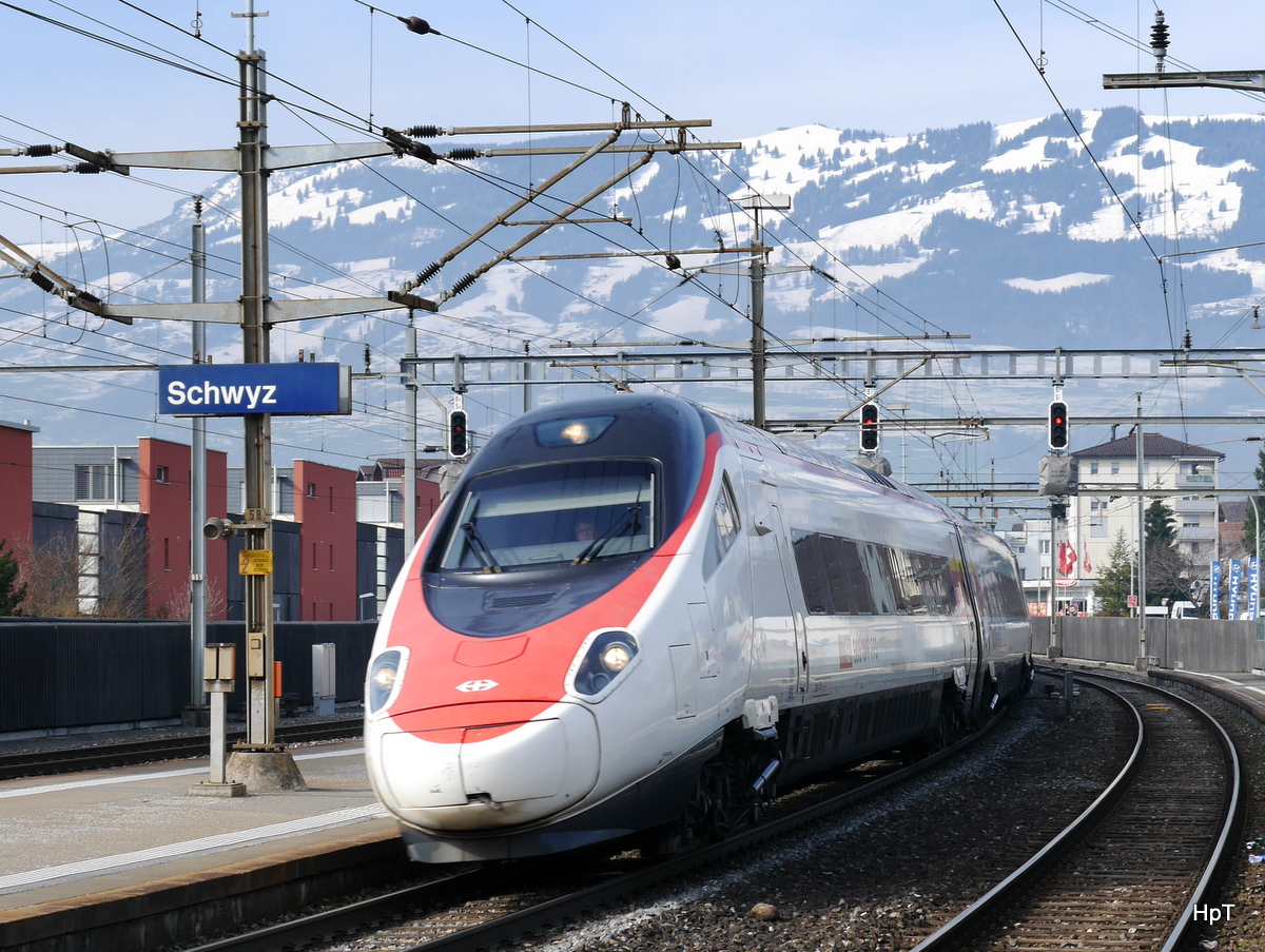 SBB - Triebzug ETR 610 707 bei der durchfahrt im Bahnhof Schwyz am 27.02.2016